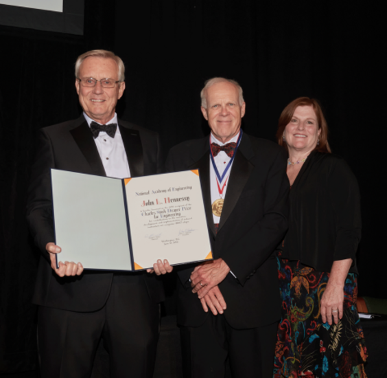 John L. Hennessy receives the 2022 Draper Prize from NAE President John L. Anderson and Tara S. Clark.