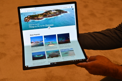 At CES 2020 in Las Vegas, Intel previewed a foldable OLED display form factor, code-named “Horseshoe Bend.” Based on Intel’s upcoming Tiger Lake mobile processors, the design is similar in size to a 12-inch laptop with a folding touchscreen display that can be opened up to more than 17 inches. (Credit: Walden Kirsch/Intel Corporation)