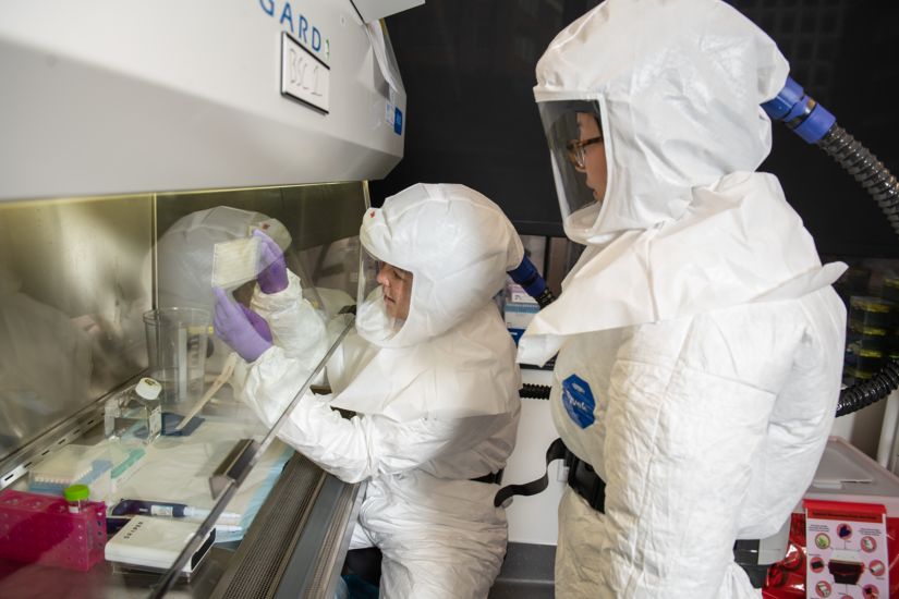 2 women in the bsl3 lab