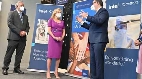 First Lady Jill Biden meets with Keyvan Esfarjani, Intel’s Chief Global Operations Officer, and Jim Evers, Intel’s Arizona Factory Manager to discuss the launch of the new Semiconductor Manufacturing Workforce Development Initiative with Maricopa Community Colleges. (Credit: Walden Kirsch/Intel Corporation)