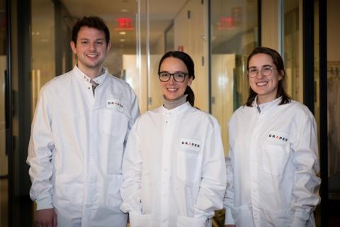Draper scientist Else Vedula, center, is joined by Draper Scholars Samuel Kann and Erin Shaughnessey in Draper’s biotechnology lab during a research study of kidney tissue chips. Credit: Draper