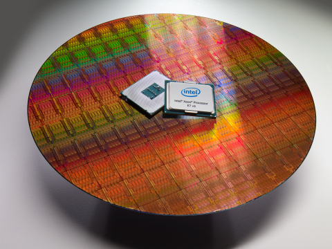 Intel Xeon Processor E7 v3 wafer and CPU package (Photo: Business Wire)