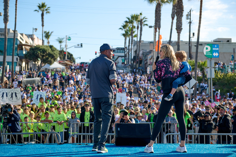 Amanda Kloots and son Elvis take the stage with Sugar Ray Leonard at the Skechers Pier to Pier Friendship Walk. (Photo: Ian Logan)