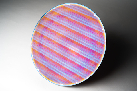 ​A wafer holds Blue Sky Creek test chips. The production test helps Intel refine Intel’s PowerVia backside power technology. Expected as part of the Intel 20A manufacturing node in 2024, PowerVia will be the industry’s first implementation of backside power in silicon, solving decades of interconnect bottlenecks. (Credit: Intel Corporation)