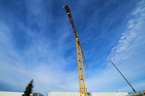 The Liebherr 630 construction crane that towers over Intel’s water recycling project in Hillsboro, Oregon, is visible for miles. Darren Starks climbs the 150-foot metal ladder once a day – up in the morning, down in the afternoon. (Credit: Walden Kirsch/Intel Corporation)