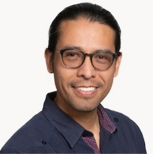 Carlos Segura headshot