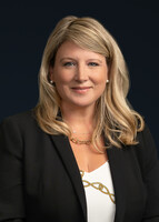 Julie Ray Headshot