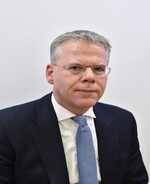 Stefan Schellinger Headshot