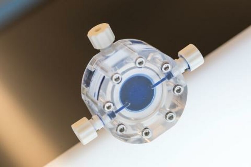 Microfluidic transduction device for efficient T-cell therapy manufacturing with reduced viral vector.